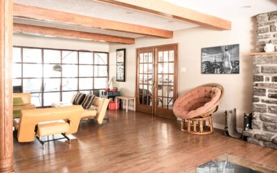 Trouver le store parfait pour sublimer votre maison en poutre et pierre