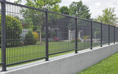 Poser un grillage rigide avec soubassement pour un jardin sécurisé et sans souci