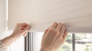 comment installer un store enrouleur sans percer